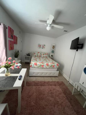 Cozy studio conveniently